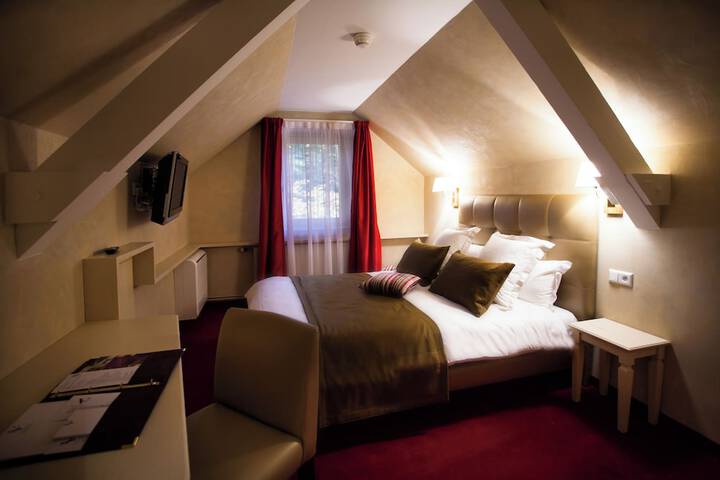 Room 3 of 120
