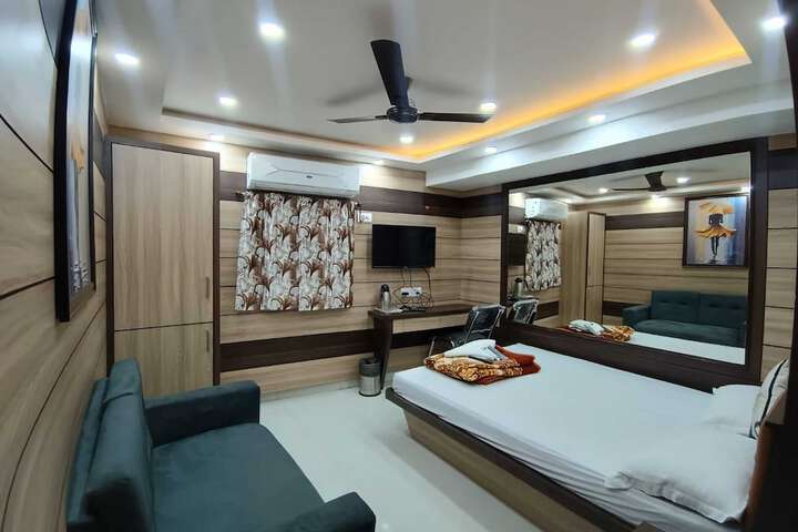 Room 13 of 36