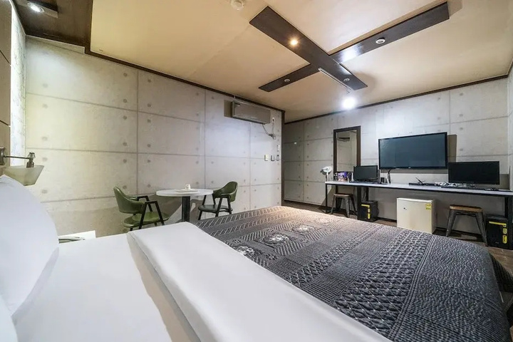 Room 5 of 14