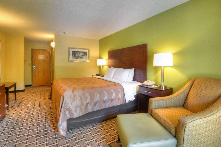 1 Queen Bed Accessible (2 of 13)