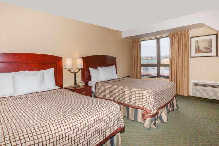 2 Queen Beds (2 of 3)