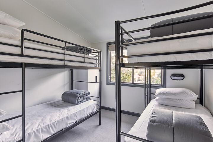 Room 6 of 102