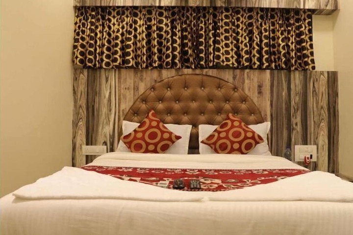 Room 4 of 8