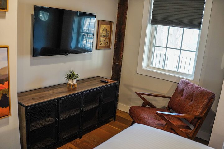 Room 14 of 128