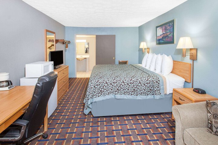 1 King Bed (3 of 11)