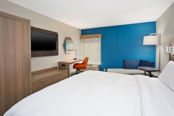 Standard King Bed Accessible (5 of 10)