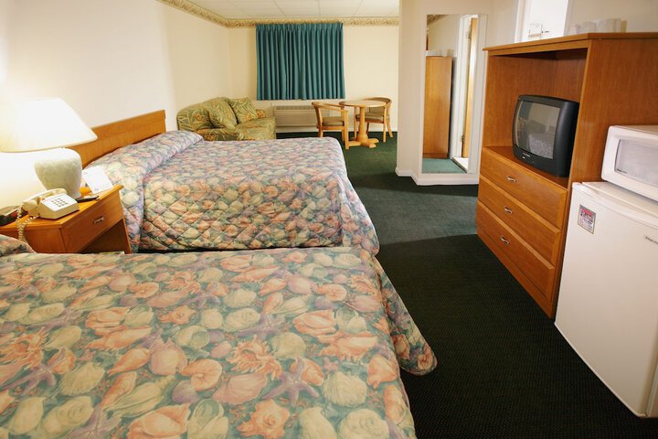 Deluxe Queen Bed (2 of 24)