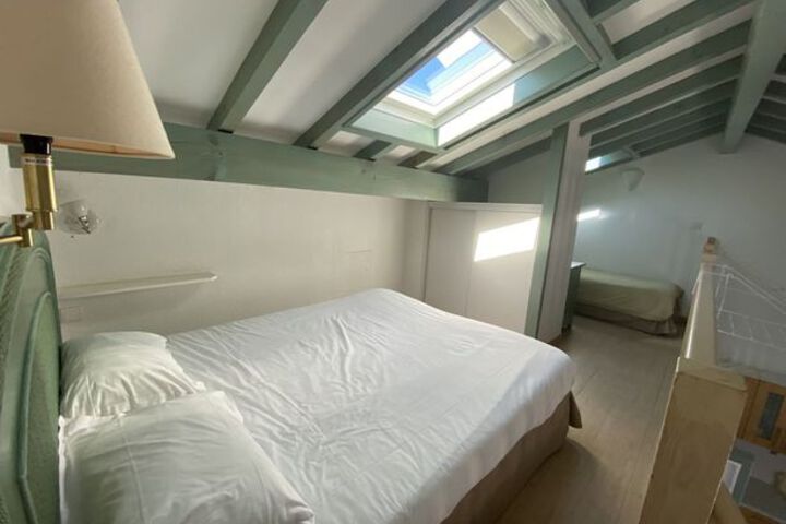 Room 8 of 16