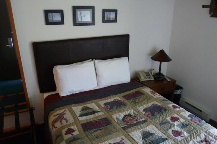Economy Room 1 Queen Bed River View (3 of 3)