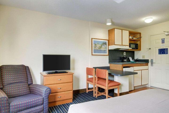 1 Queen Bed Efficiency (6 of 9)