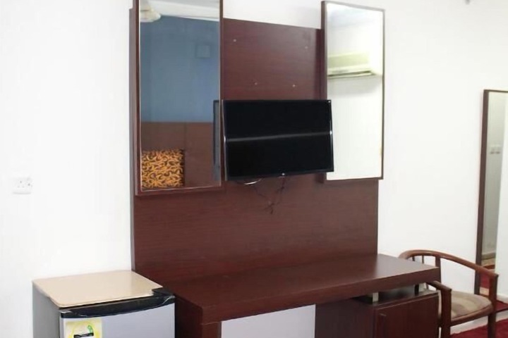 Room 7 of 12