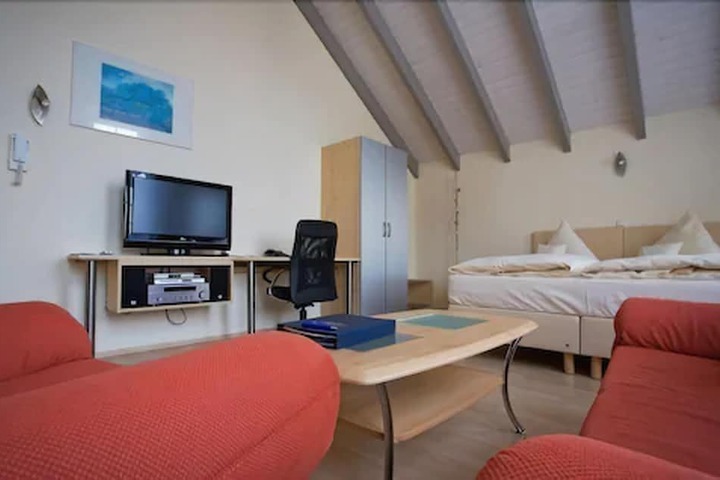 Room 10 of 38