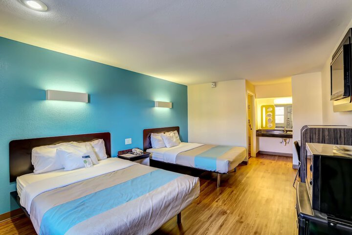 2 Queen Beds (3 of 28)