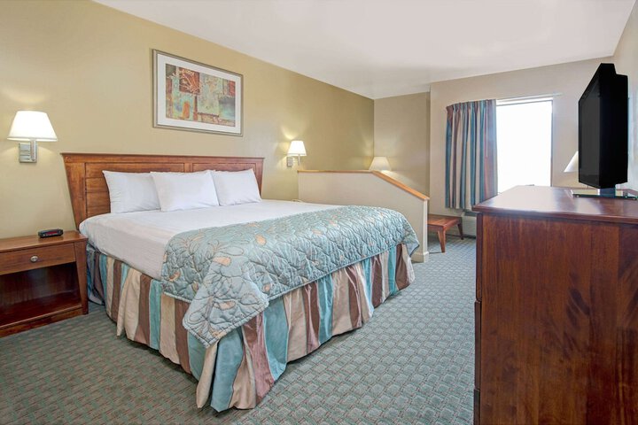 1 King 1 Bedroom Suite (2 of 2)