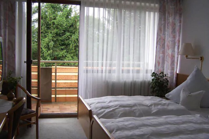 Room 6 of 28