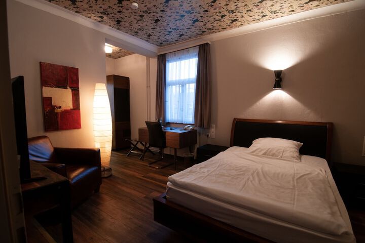 Room 2 of 10