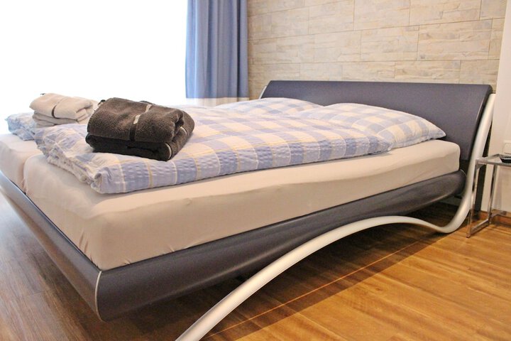 Room 5 of 32