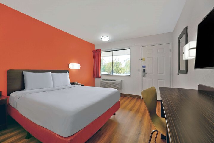 1 Queen Bed (4 of 5)