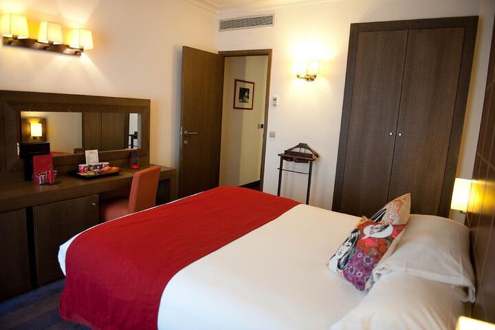 Room 9 of 33