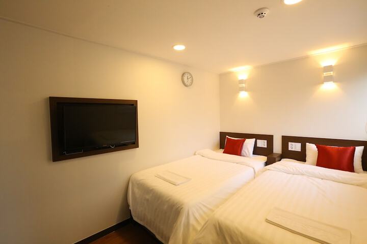 Room 13 of 30