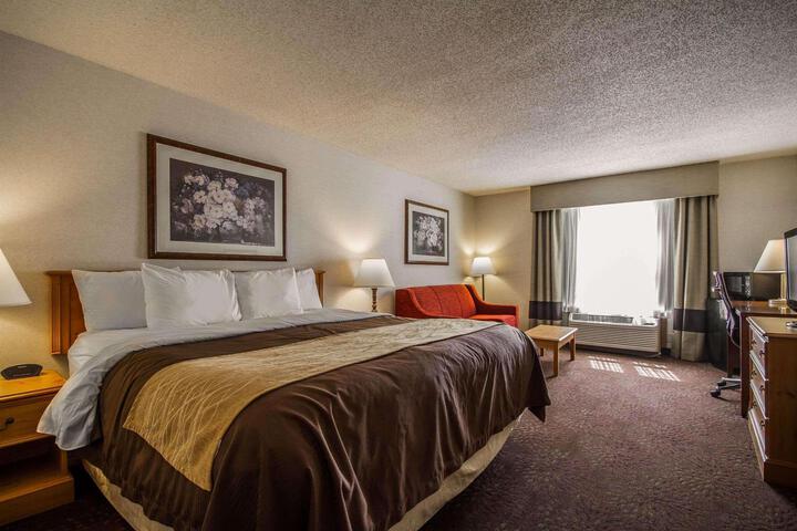 1 King Bed (4 of 19)