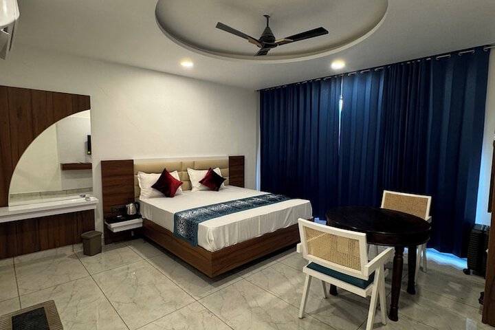 Room 8 of 9