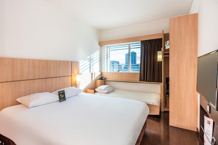 Room 7 of 32