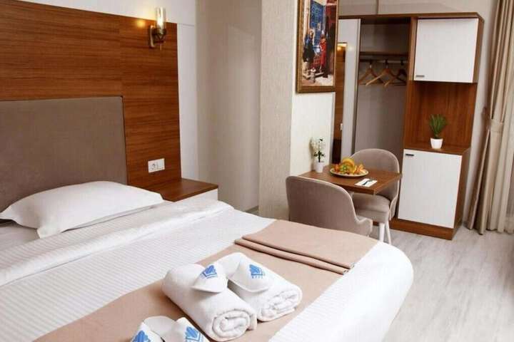 Room 4 of 9
