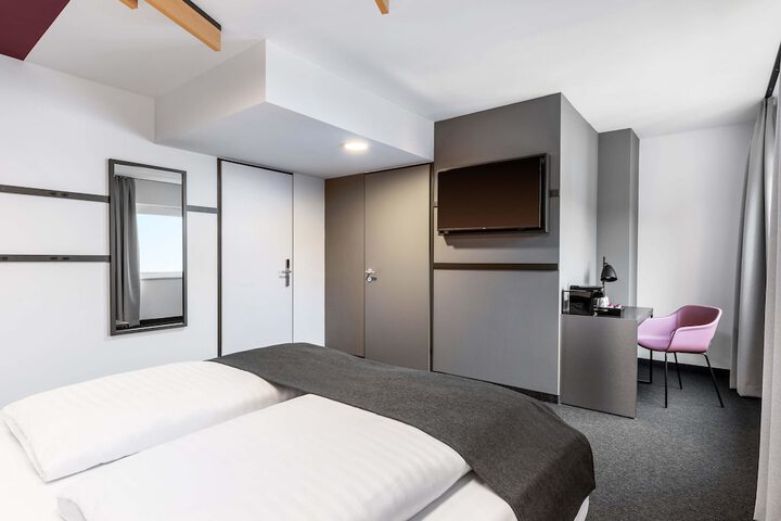 Room 7 of 33