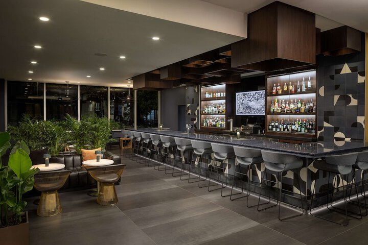 Lounge 54 of 64