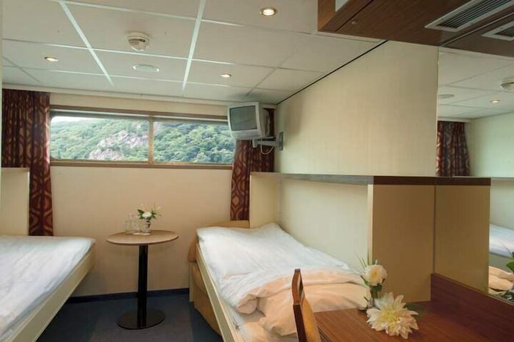 Room 6 of 18