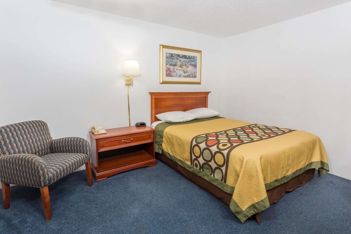 1 Queen Bed (4 of 16)