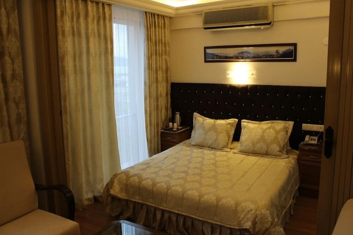 Room 11 of 37