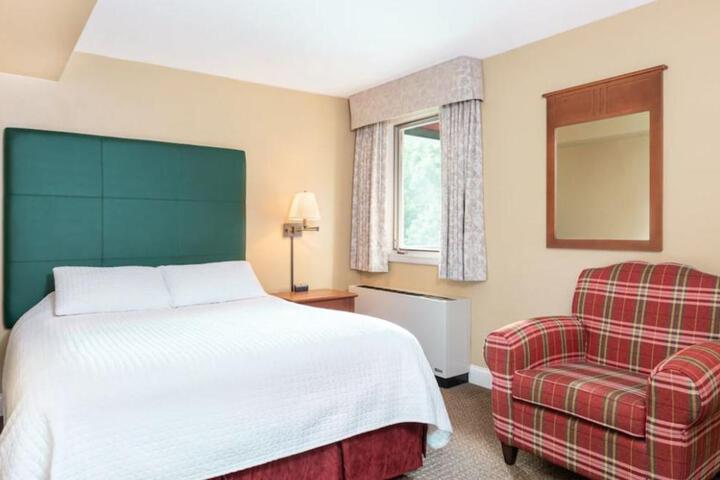1 King Bed (2 of 5)
