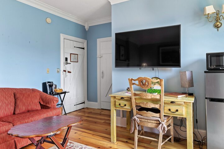 Snug Hug Queen Suite with Fireplace (105 of 131)