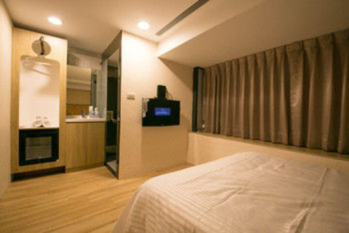 Room 6 of 9