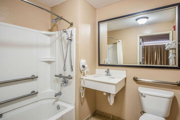 1 Queen Bed Efficiency Suite (1 of 15)