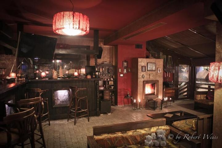 Lounge 20 of 24