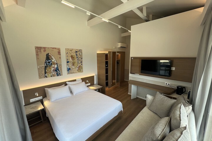 Room 3 of 62