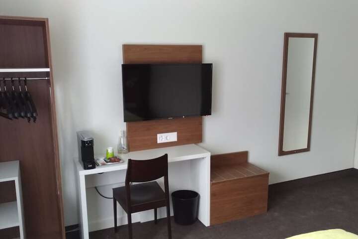 Room 6 of 50