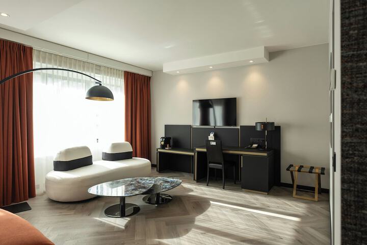 Room 53 of 122