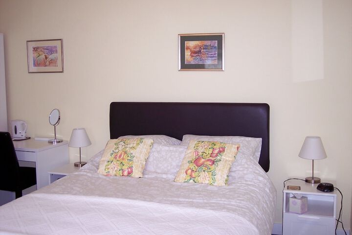 Room 6 of 16