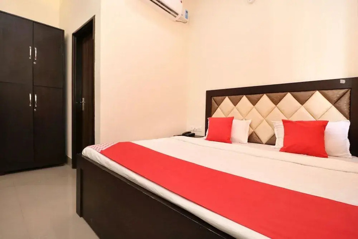 Room 6 of 13