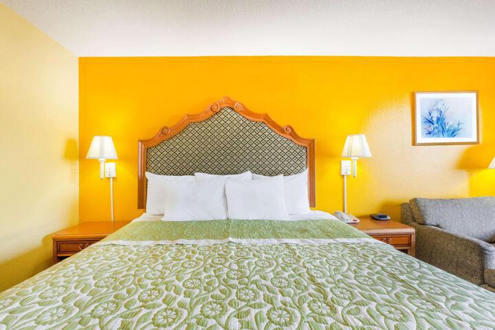 1 King Bed (2 of 9)