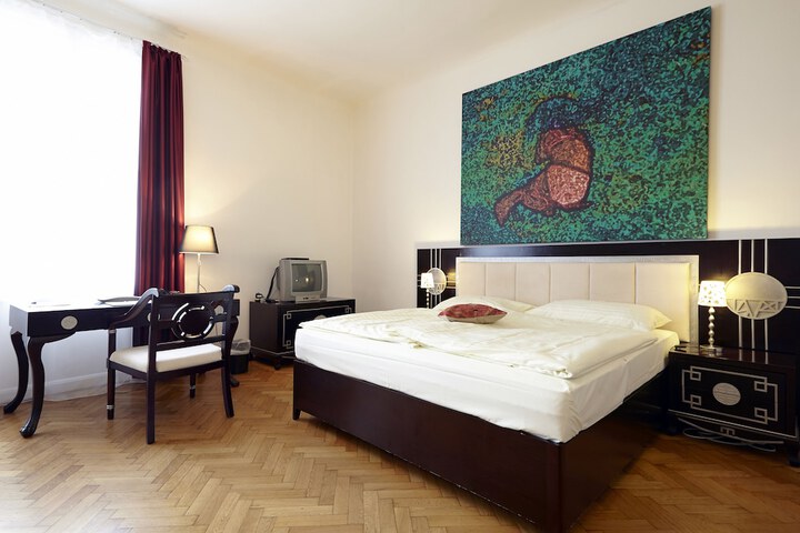 Room 4 of 28