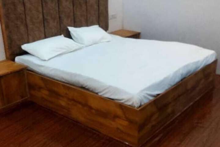 Room 5 of 18