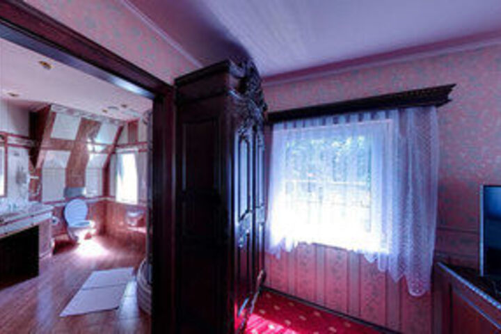 Room 30 of 34