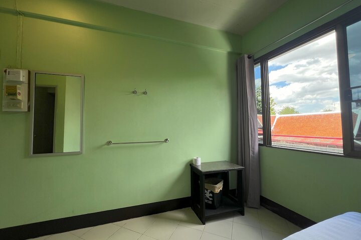 Room 32 of 49