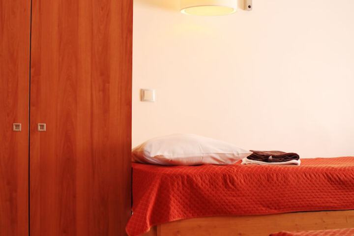 Room 9 of 48