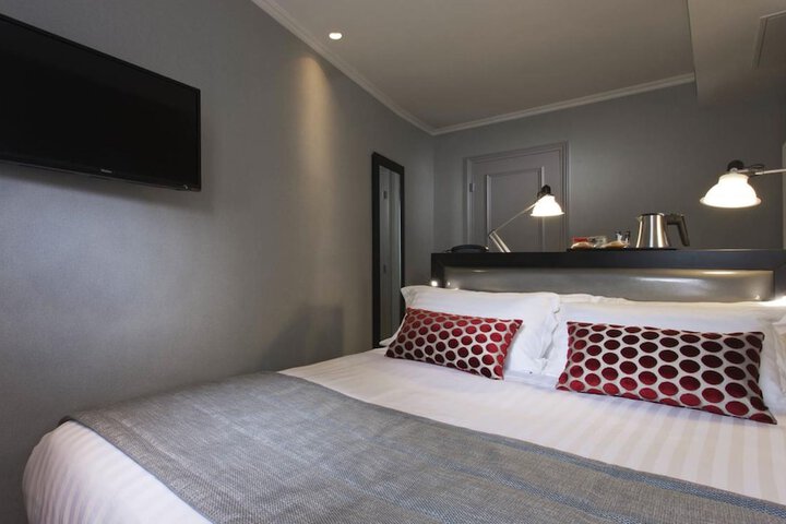 Room 6 of 33